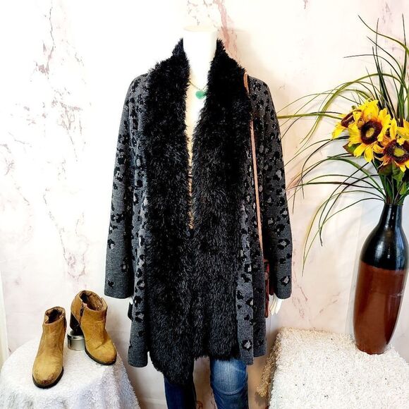 Lauren Michelle Sweaters - Lauren Michelle Woman beautiful fur trim leopard print